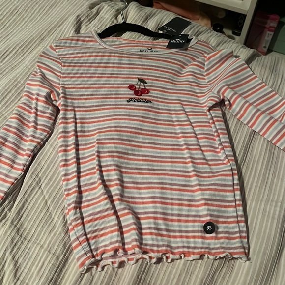 Hollister cherry long sleeve shirt - Picture 1 of 4